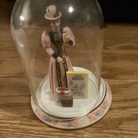 2004 MRS. ALBEE MINATURE FIGURINE WITH DOME - EUC - Picture 2 of 3